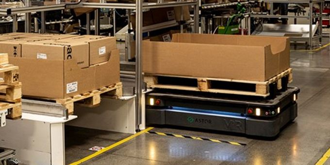 The Schneider Electric Polska plant deals with the production of low voltage apparatus switches and accessories for these products. They have implemented an autonomous mobile robot MiR500 that transports finished products between the production line and the warehouse.